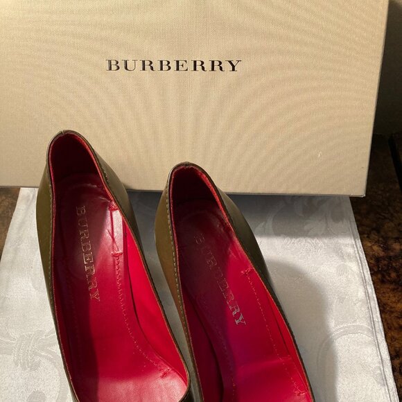 BURBERRY Authentic BURBERRY Classic Gold PROSUM Womens Pumps & BURBERRY Box - Picture 9 of 10